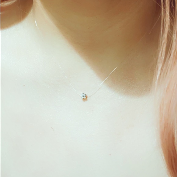 Tiny flower necklace 🌸 - Picture 3 of 4